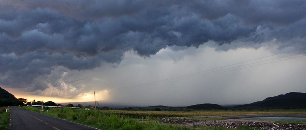 Nubes y cortina de lluvia. Tomada por Jorge Farías